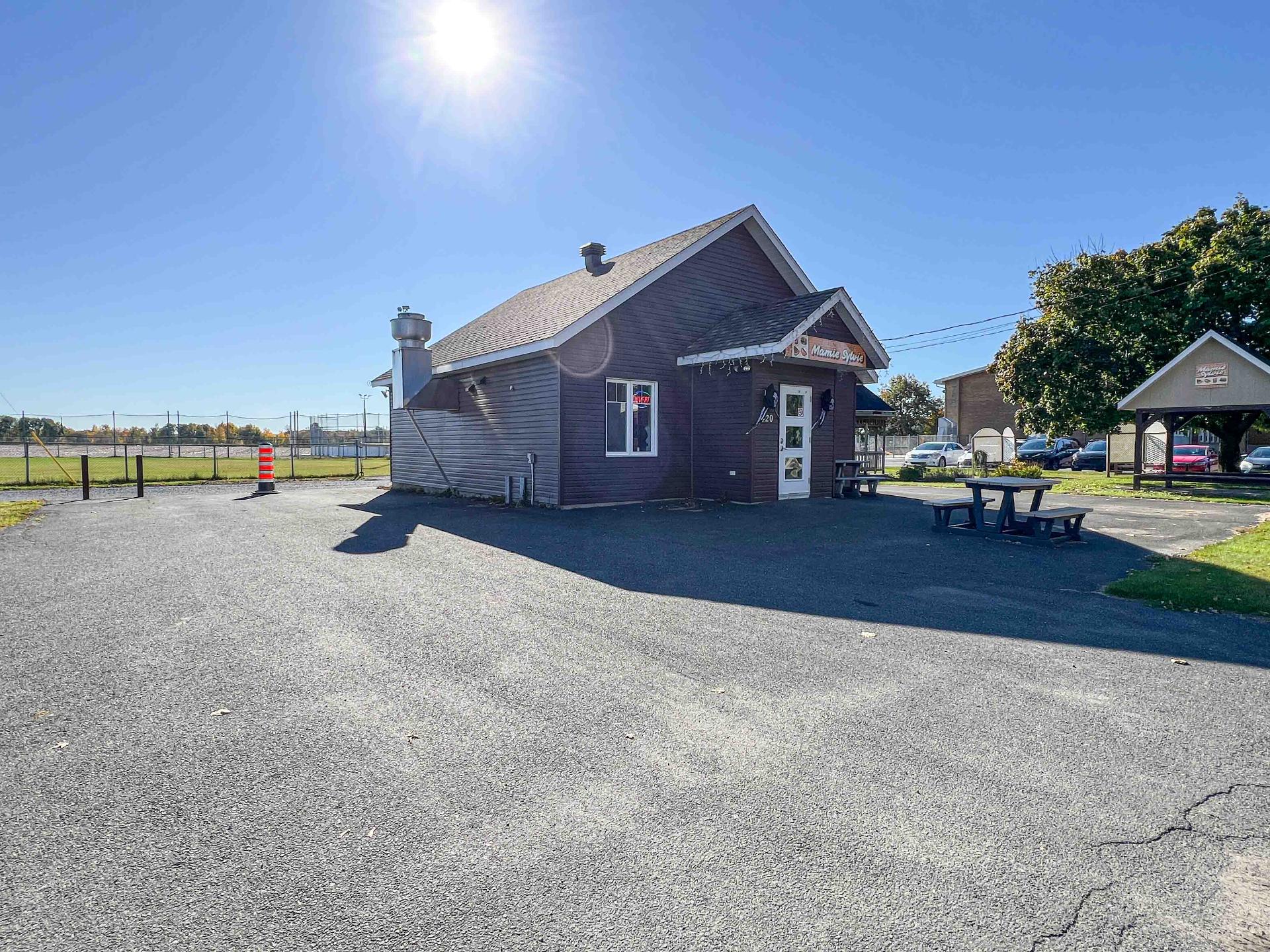 Commercial building/Office For sale 420 Rue Principale, Sainte